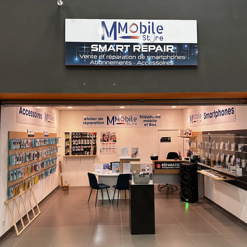Façade de M'Mobile Store à Gémozac, magasin de téléphonie mobile.