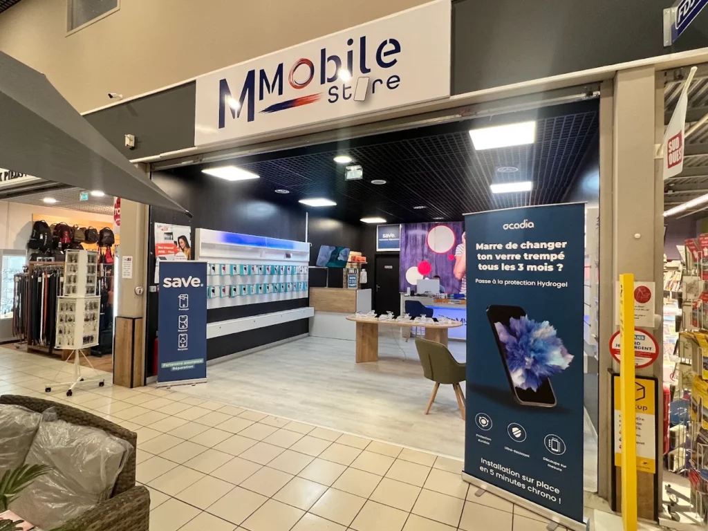 Façade de M'Mobile Store au Bugue, magasin de téléphonie mobile.