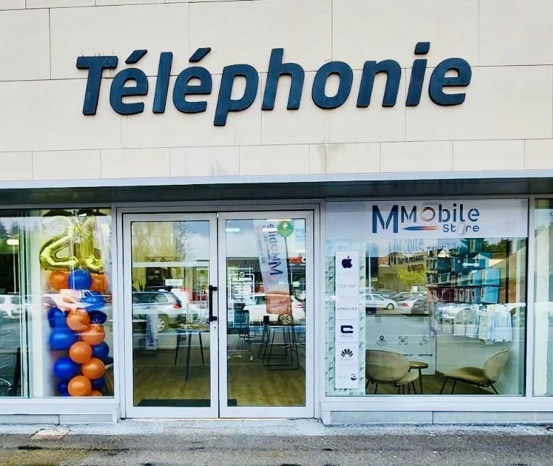 Façade de M'Mobile Store à Sarlat-la-Canéda, magasin de téléphonie mobile.